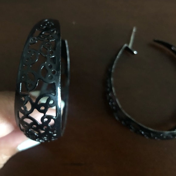 Black hoop earrings - Picture 2 of 2